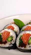 Futomaki z surowym łososiem i szparagami - 6 szt.