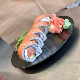 Uramaki z łososiem i awokado w środku i łososiem na zewnątrz - 5 szt. 